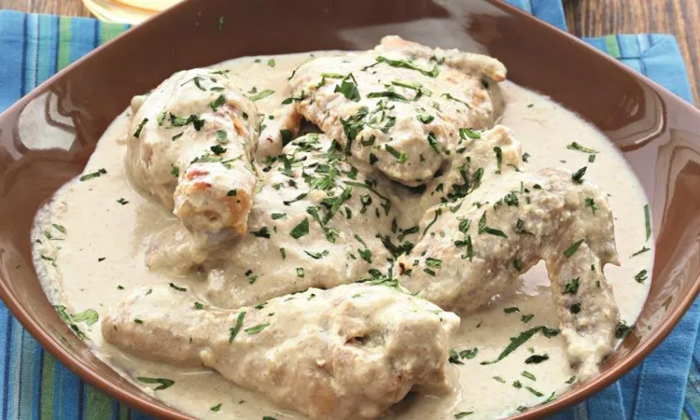 Рецепт дежурной подливы для всегда сочной курицы: сметана с чесноком и луком