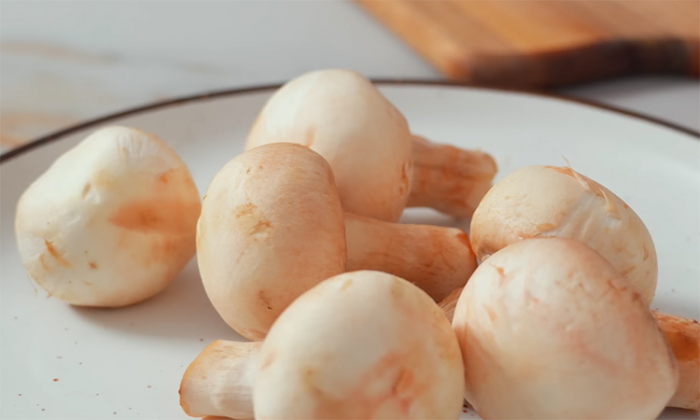 Сытный завтрак из яиц и грибов за 5 минут: можно даже взять с собой на работу