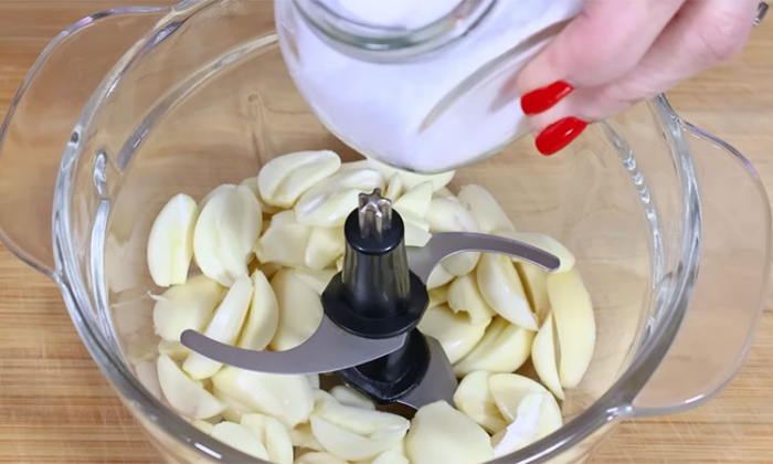 Чесночная паста на каждый день. Делает вкуснее суп, закуски и даже хлеб