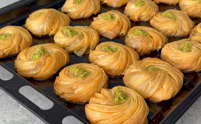 Смешали стакан творога с яблоком: за минуты творожные булочки на столе