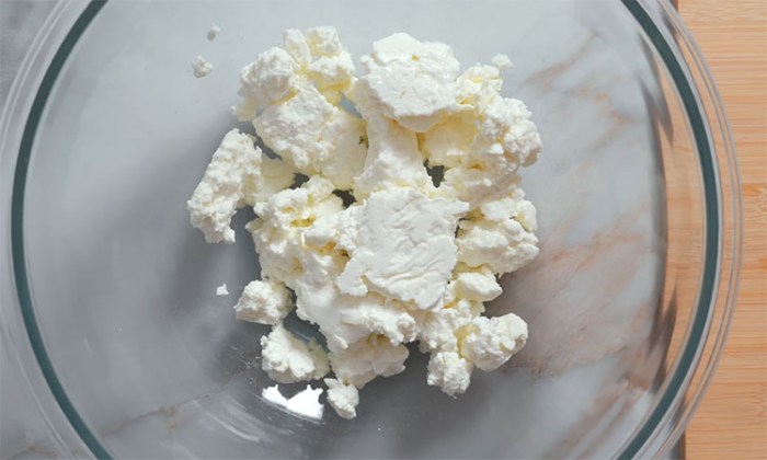 Полезный и питательный завтрак: сырники с зеленью и сыром