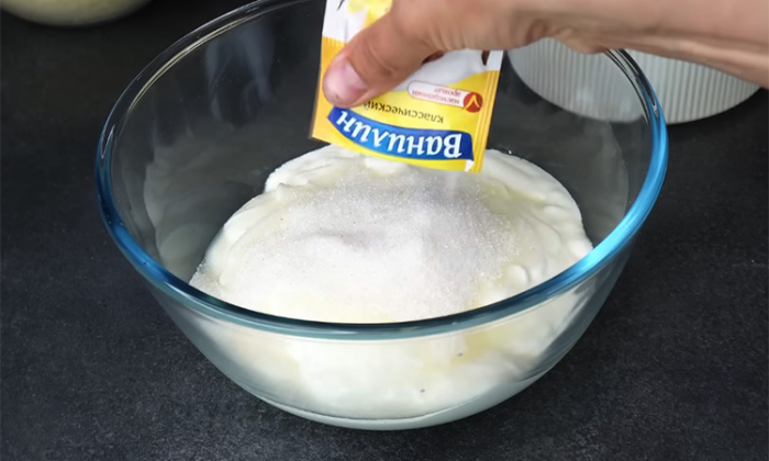 Невероятно вкусный сметанник без замеса: тесто такое нежное, что похоже на крем