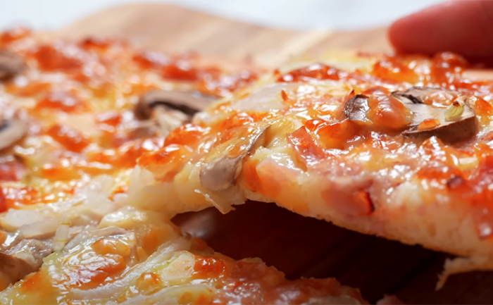 Пирог за минуты и получается вкуснее любой пиццы. Тесто на кефире, подойдет под любую начинку