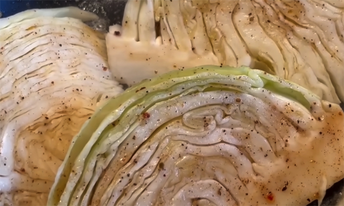 Жарим капусту стейками: под нежным соусом разлетается быстрее мяса