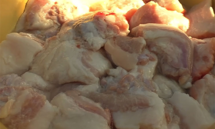 Жарим шашлык из сплошного сала: нежнее мяса и сам тает во рту