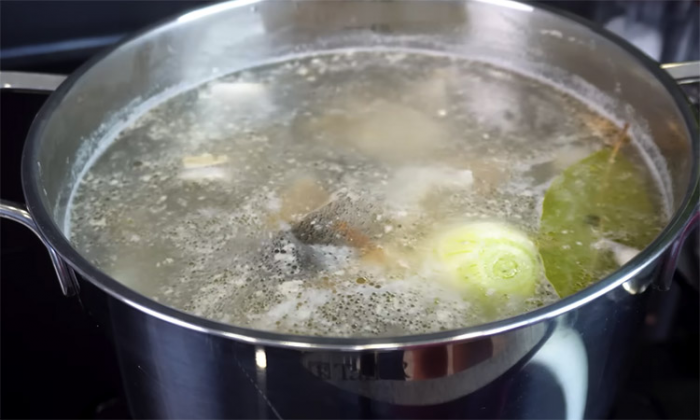 Солянка, но без мяса: добавили в знаменитый суп форель и стало вкуснее