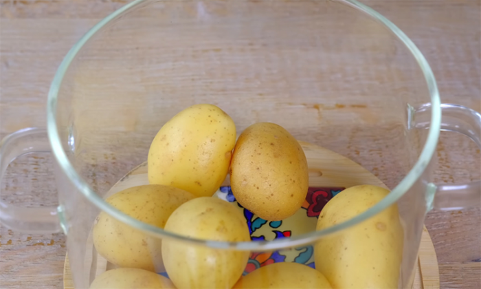 Давим картошку вилкой и добавляем нут: вкуснее мяса из-за чесночной заправки