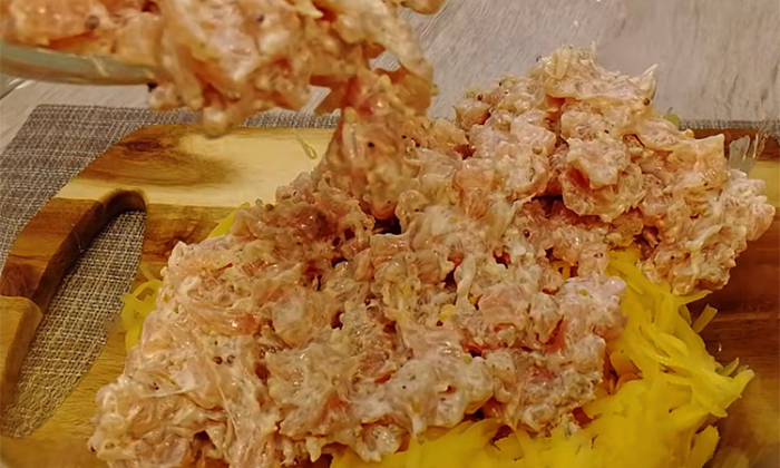 Соединяем драники и курицу. Делать просто, а получается вкуснее мяса по-французски