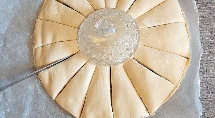 Сырный пирог за 10 минут подготовки. Сворачиваем из листа теста