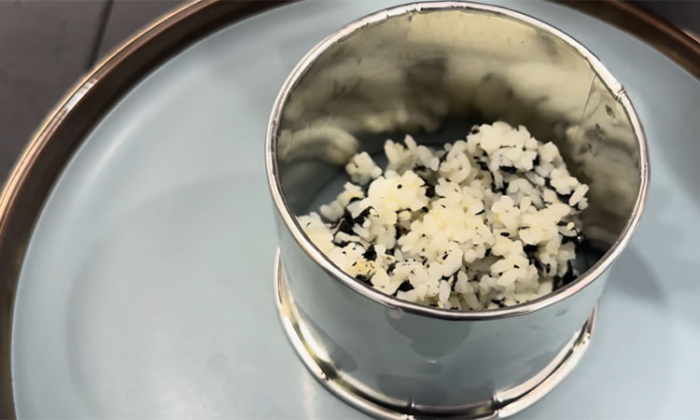 Смешайте банку тунца с рисом и забудете про роллы. На вид салат, но по вкусу суши