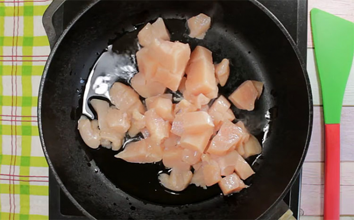 Фаршированный перец по-новому. Вместо сухого фарша нежная курица в сливочном соусе