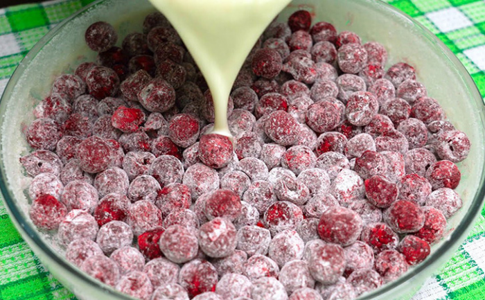 Гениальный пирог из любых ягод, даже из замороженных. Укладываем слой и заливаем тестом