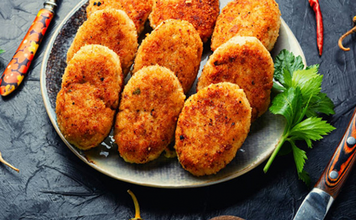 Котлеты по этому рецепту всегда получаются сочными. Без овощей и хлеба