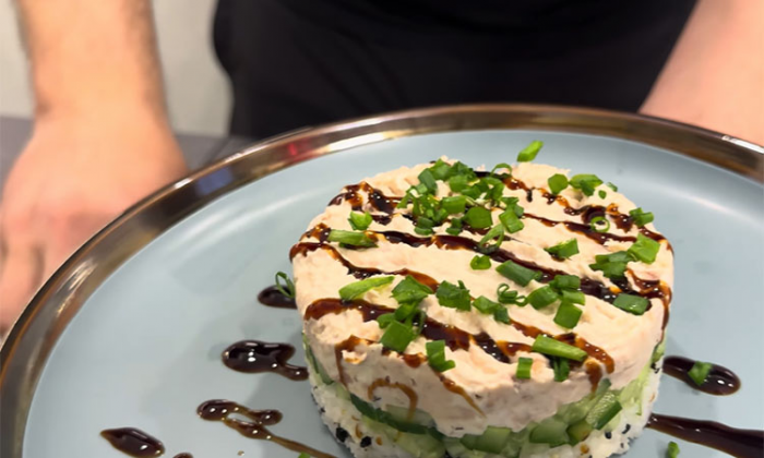 Смешайте банку тунца с рисом и забудете про роллы. На вид салат, но по вкусу суши