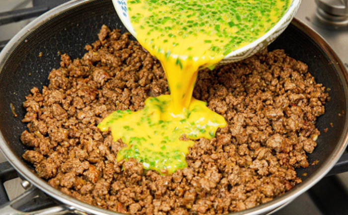 Универсальное мясное блюдо на завтрак обед и ужин. Берем фарш и заливаем яйцом