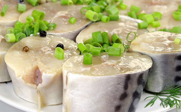 Золотистая скумбрия по-королевски: засол за сутки, будет вкуснее красной рыбы