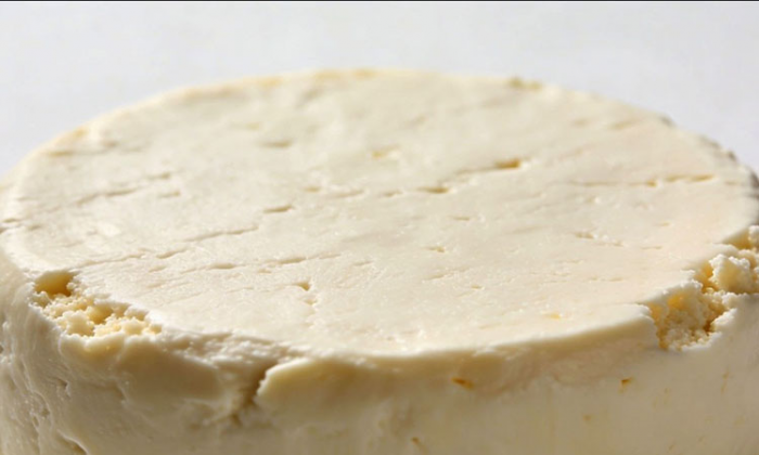 Домашний сыр по себестоимости ингредиентов: добавьте яйцо в кипящее молоко и немного подождите