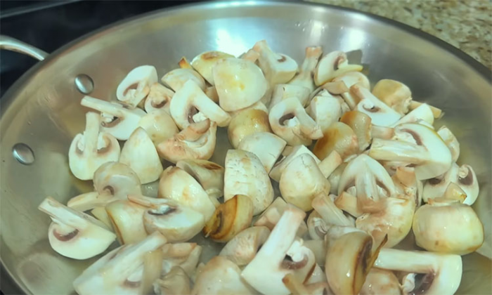 Как жарить шампиньоны, чтобы они были точно румяными и не водянистыми