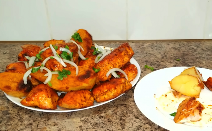 Запекаем курицу методом шашлыка: благодаря соусу никто не отличит от мяса на мангале