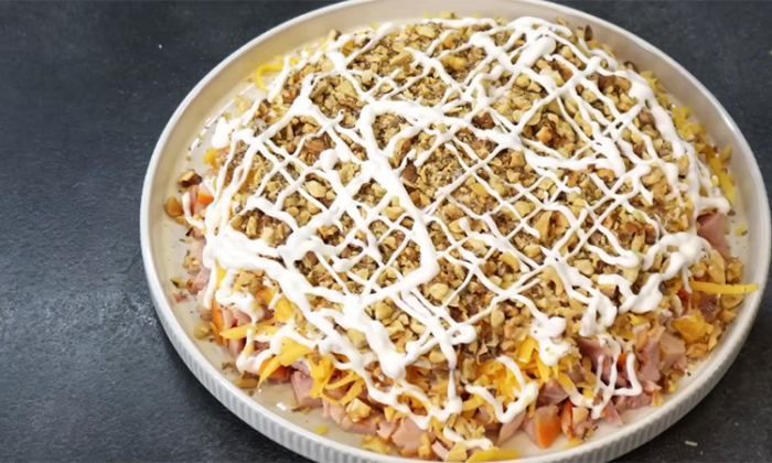 Салат-торт «Завтрак у Тиффани». Продукты простые, но выглядит так, словно готовили на заказ