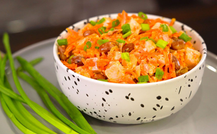 5 минут и салат готов: знаменитый «Огонек» всего из трех ингредиентов