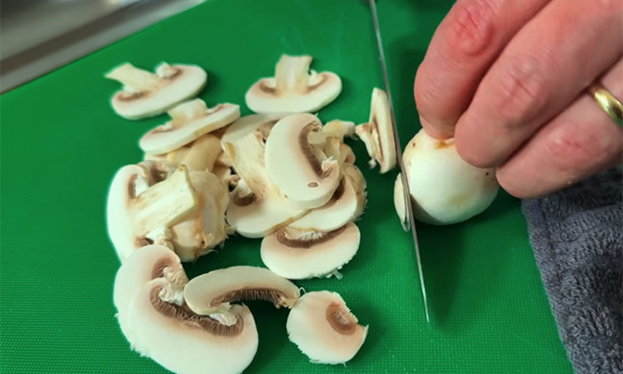 Запекаем куриную грудку как мясо по-французски: теперь можно подавать даже на праздник